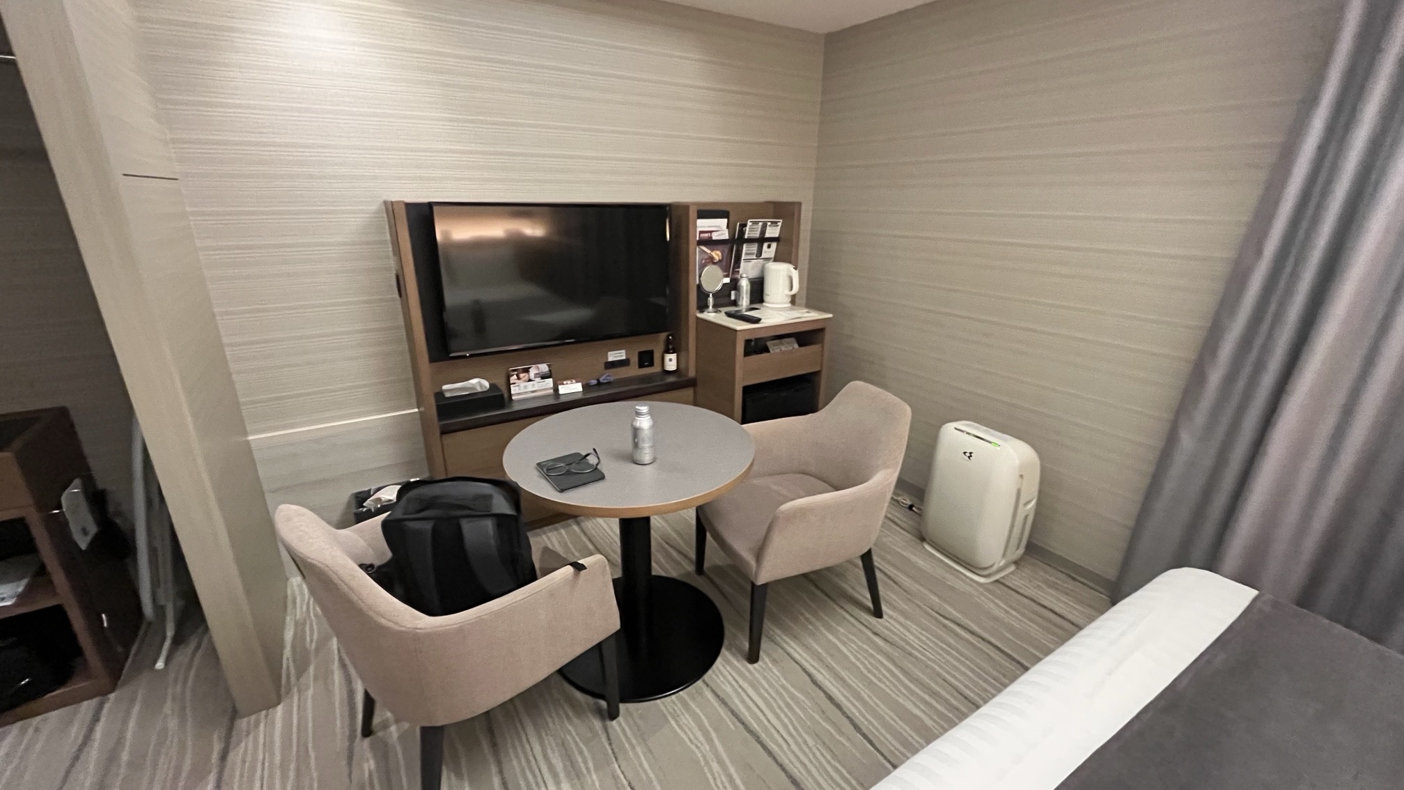 テーブル・椅子・TV